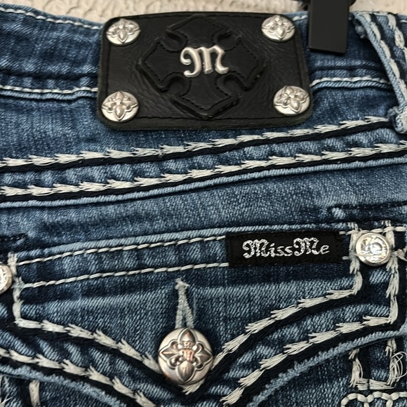 Women’s Miss Me Loose Saddle Stitch Border Boot Cut Jeans, 30” Waist Medium Wash - Picture 9 of 11